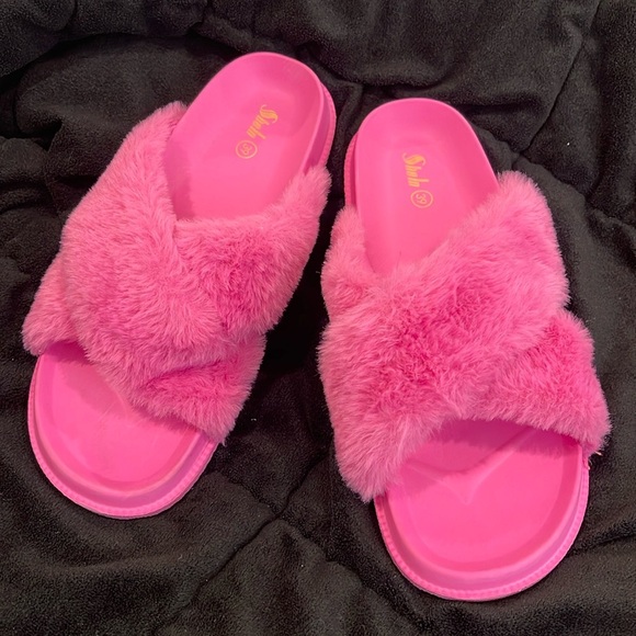 Shoes - Pink Fuzzy Slippers - Size 39 (US 8)